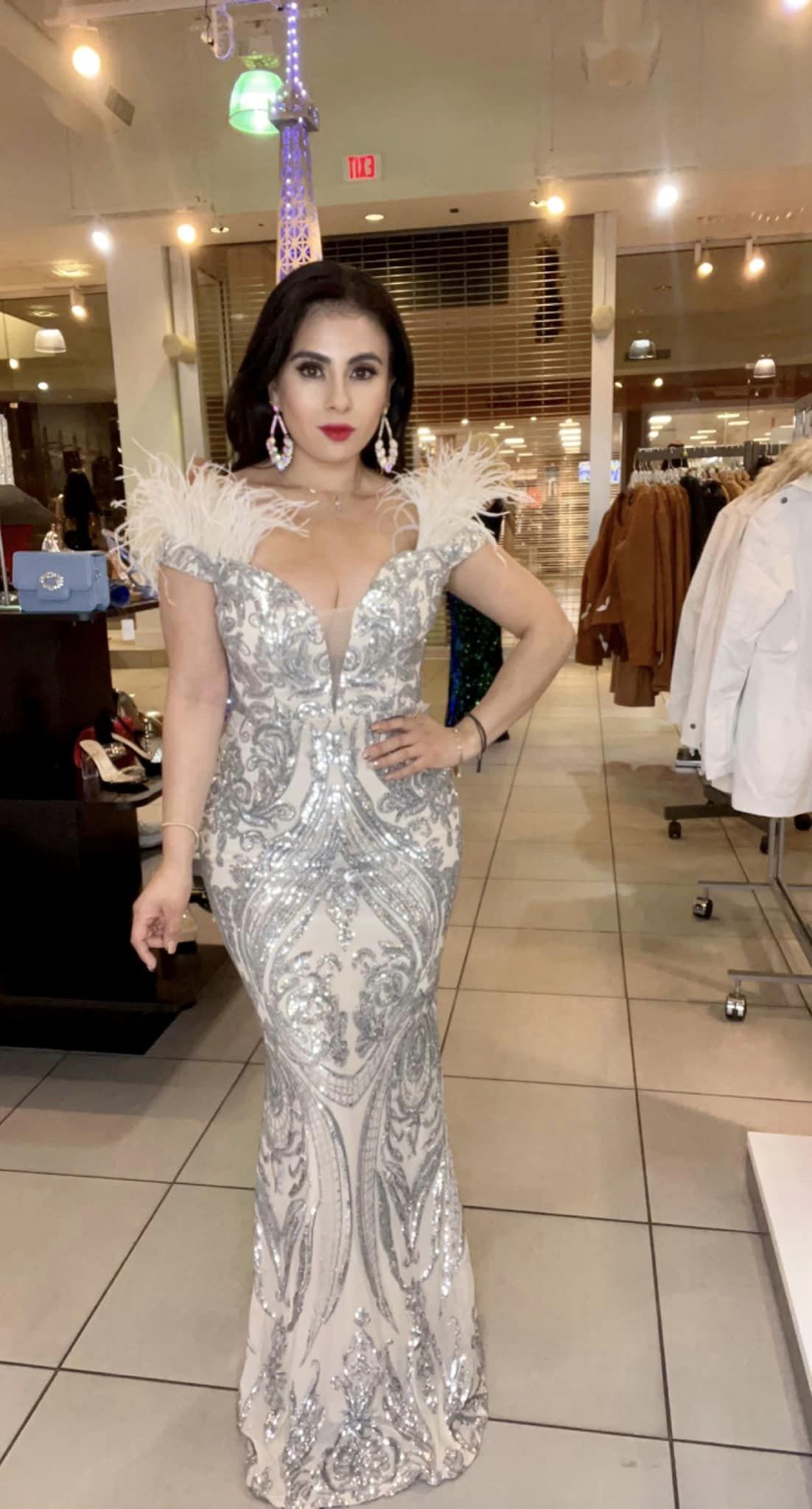 Vestido Beige con Lentejuela Platiada con Plumas
