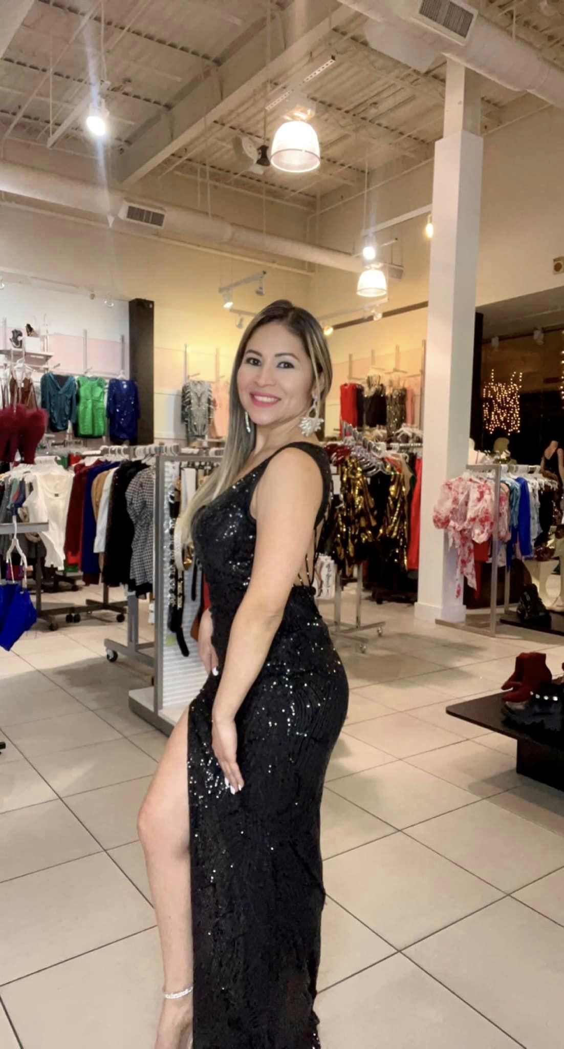 Vestido Negro con Cadenas en la Espalda