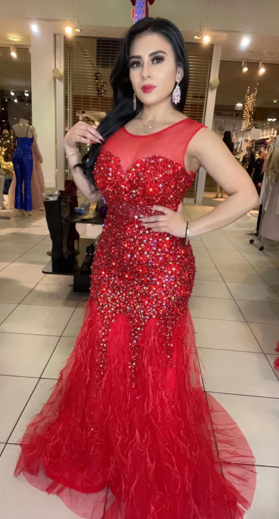 Vestido Rojo Con Plumas