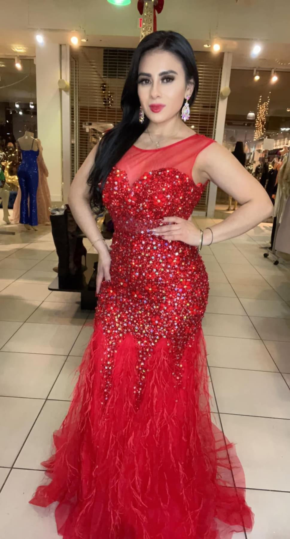 Vestido Rojo Con Plumas