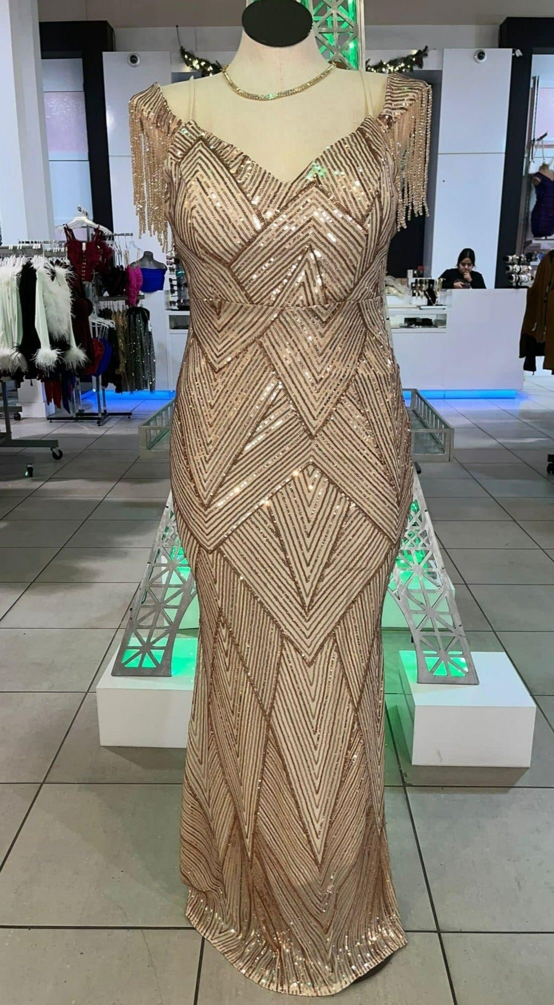 Vestido Rosa Dorado con Cadenas en los Hombros