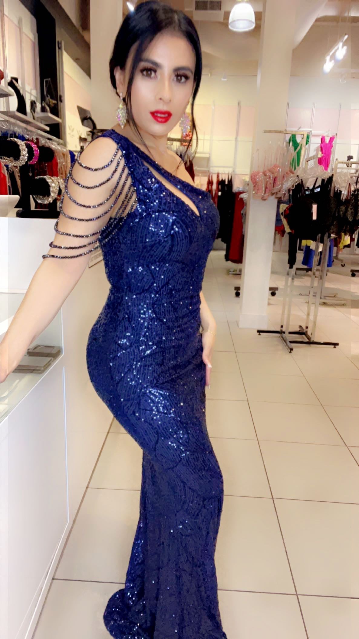 Vestido con cadenas en hombros