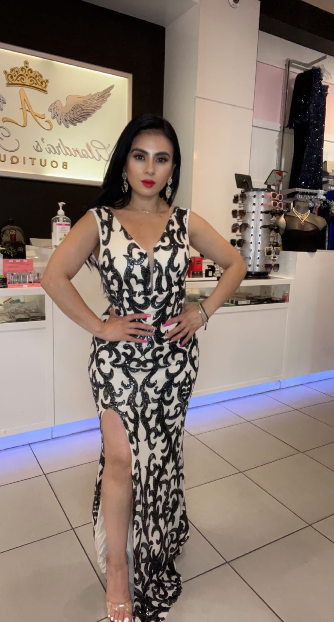 Vestido Beige con Lentejuelas Negras