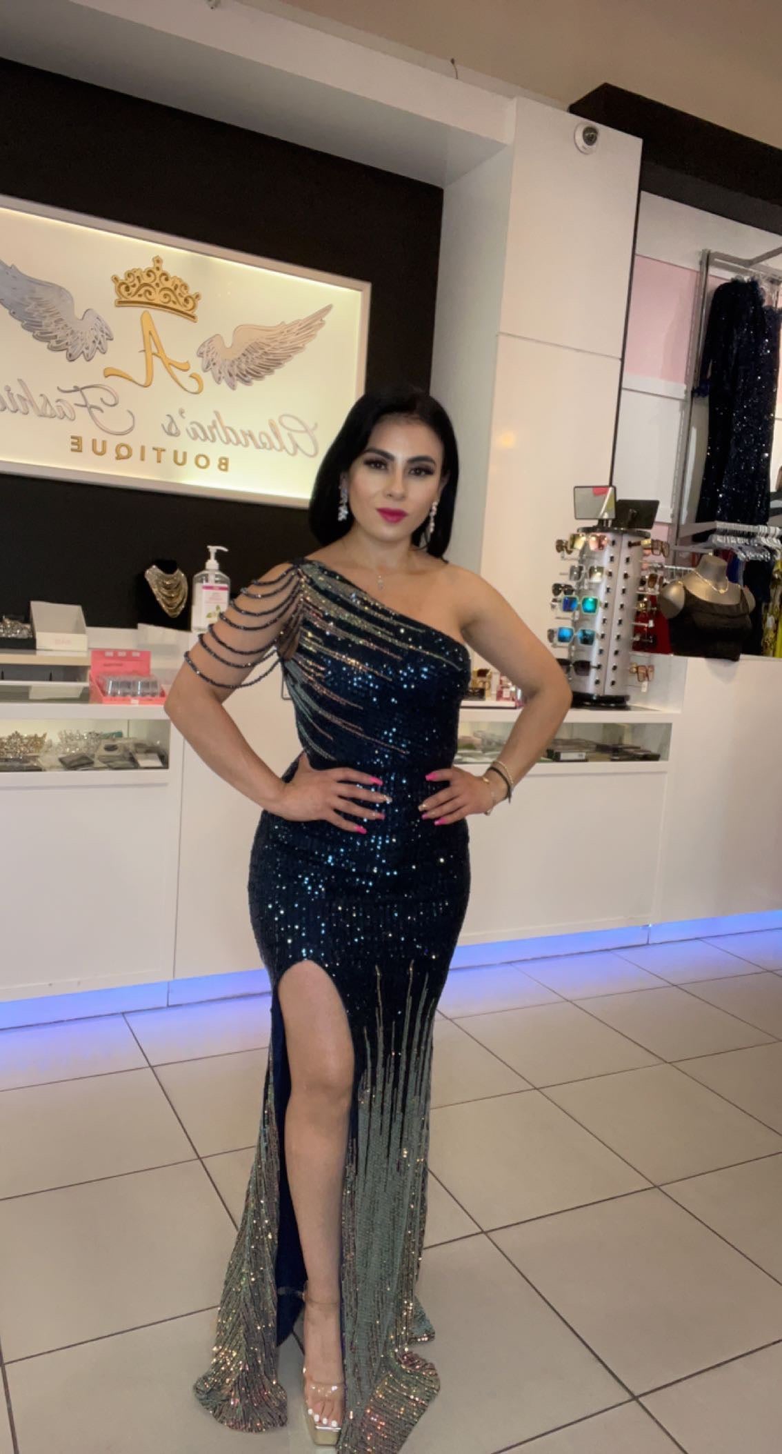 Vestido con Cadenas en Hombro