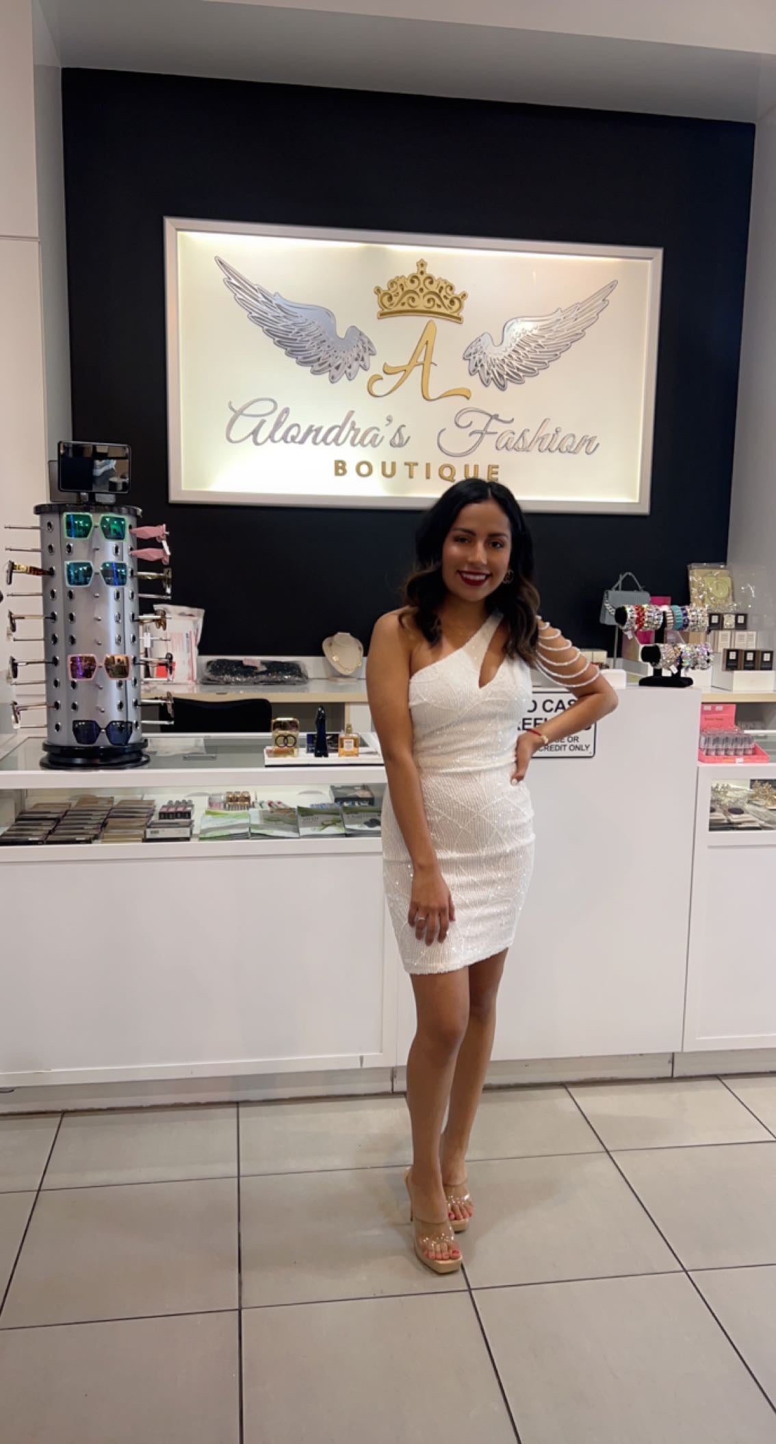 Vestido Corto con Cadenas en Hombro