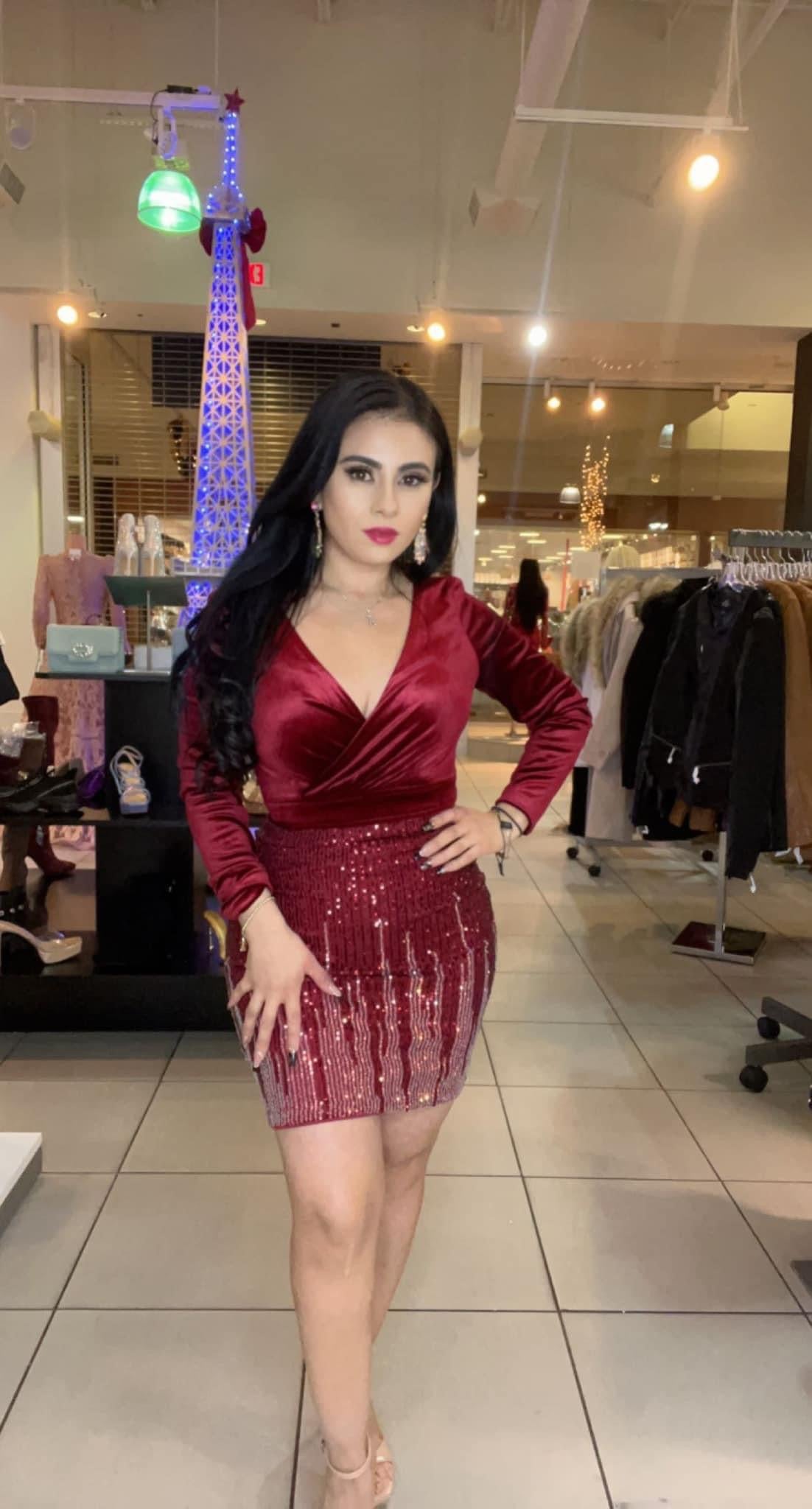 Vestido Corto con Mangas