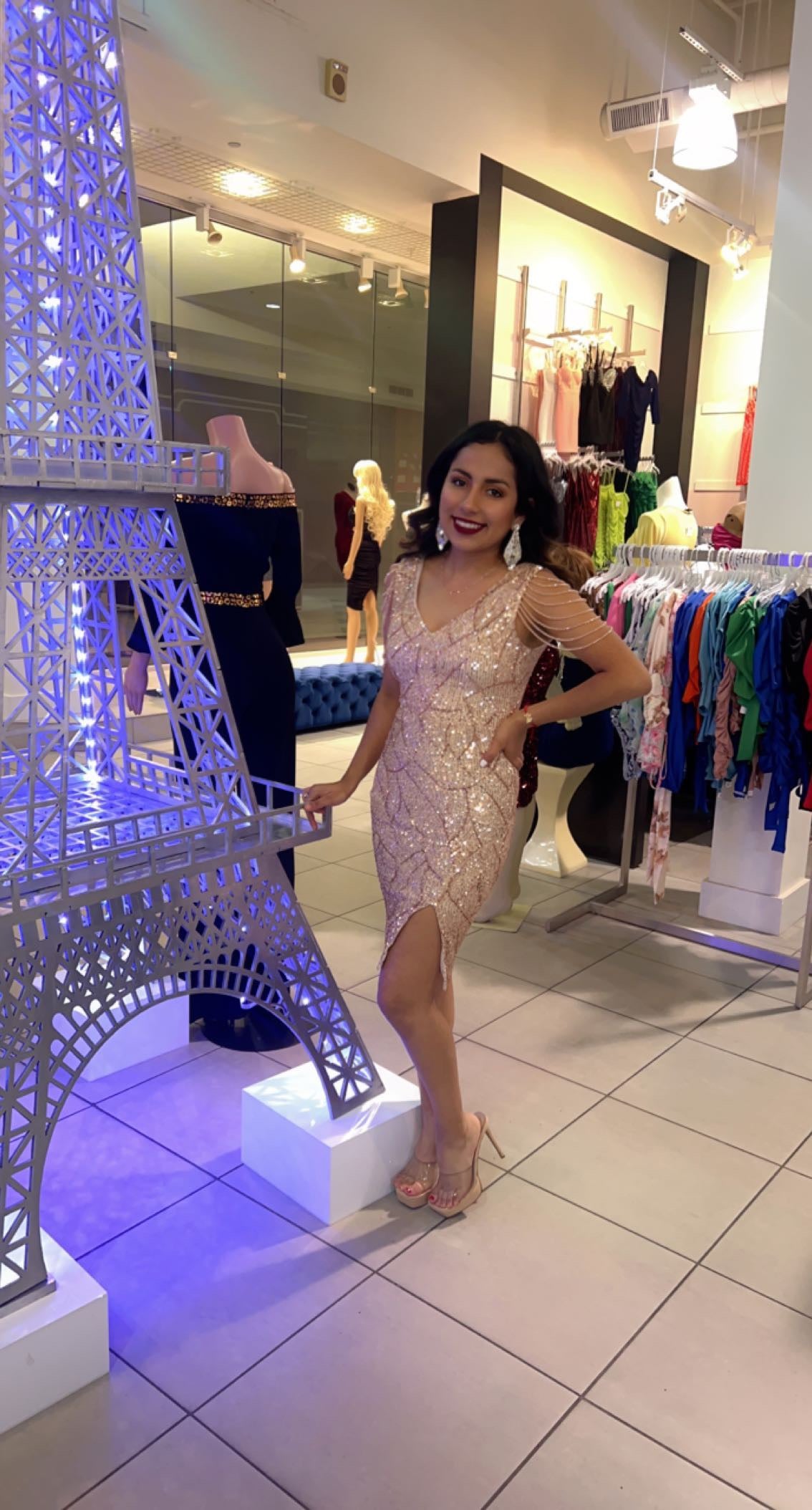 Vestido Corto con Cadenas en Hombros