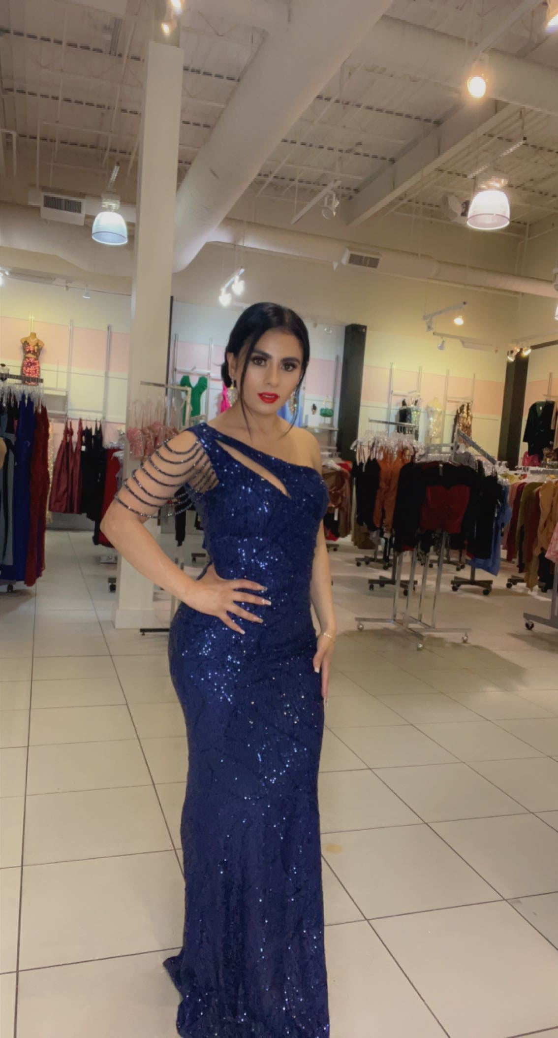 Vestido con cadenas en hombros