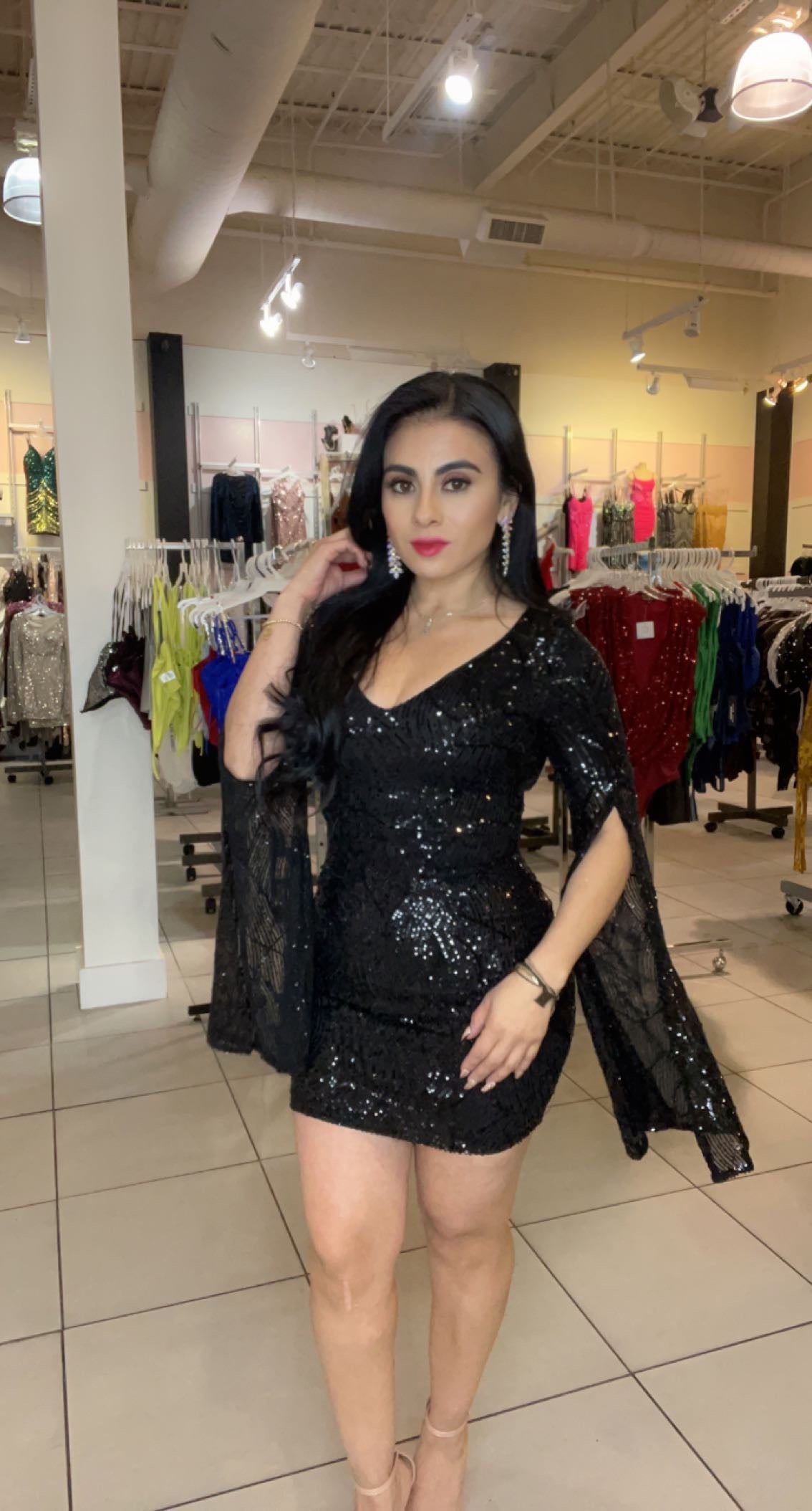 Vestido Corto con Mangas