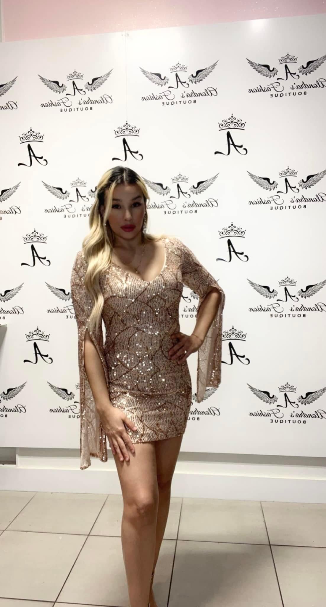 Vestido Corto con Mangas