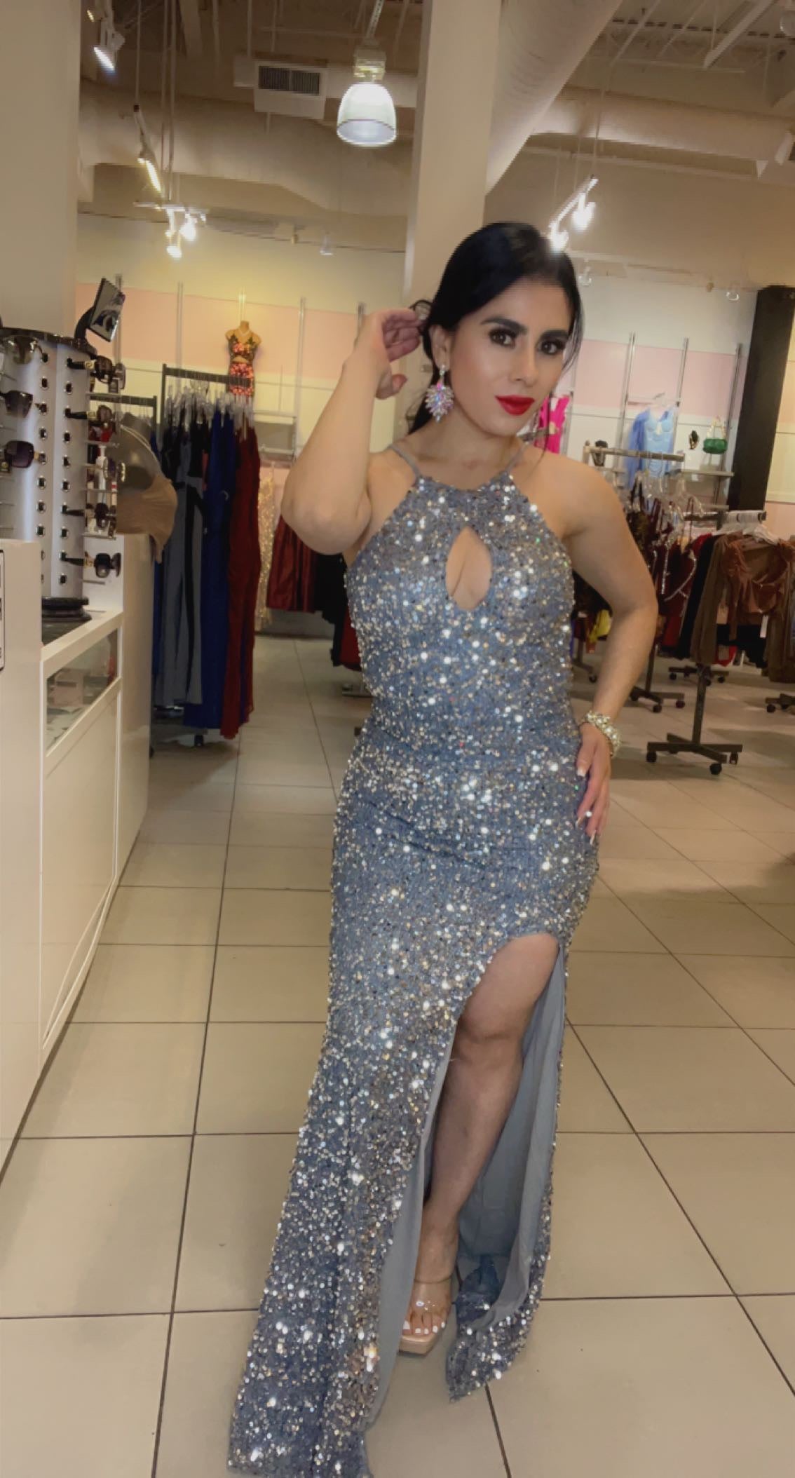 Vestido Gris con Lentejuelas Grandes