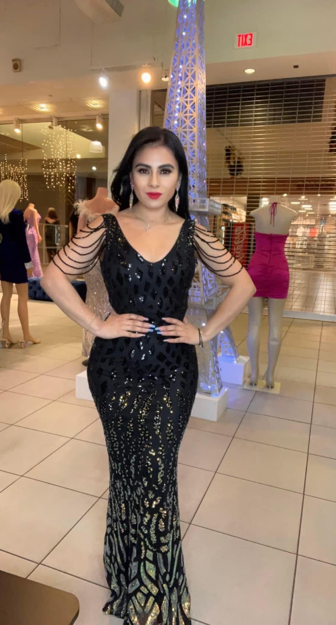 Vestido con Cadenas en Hombros