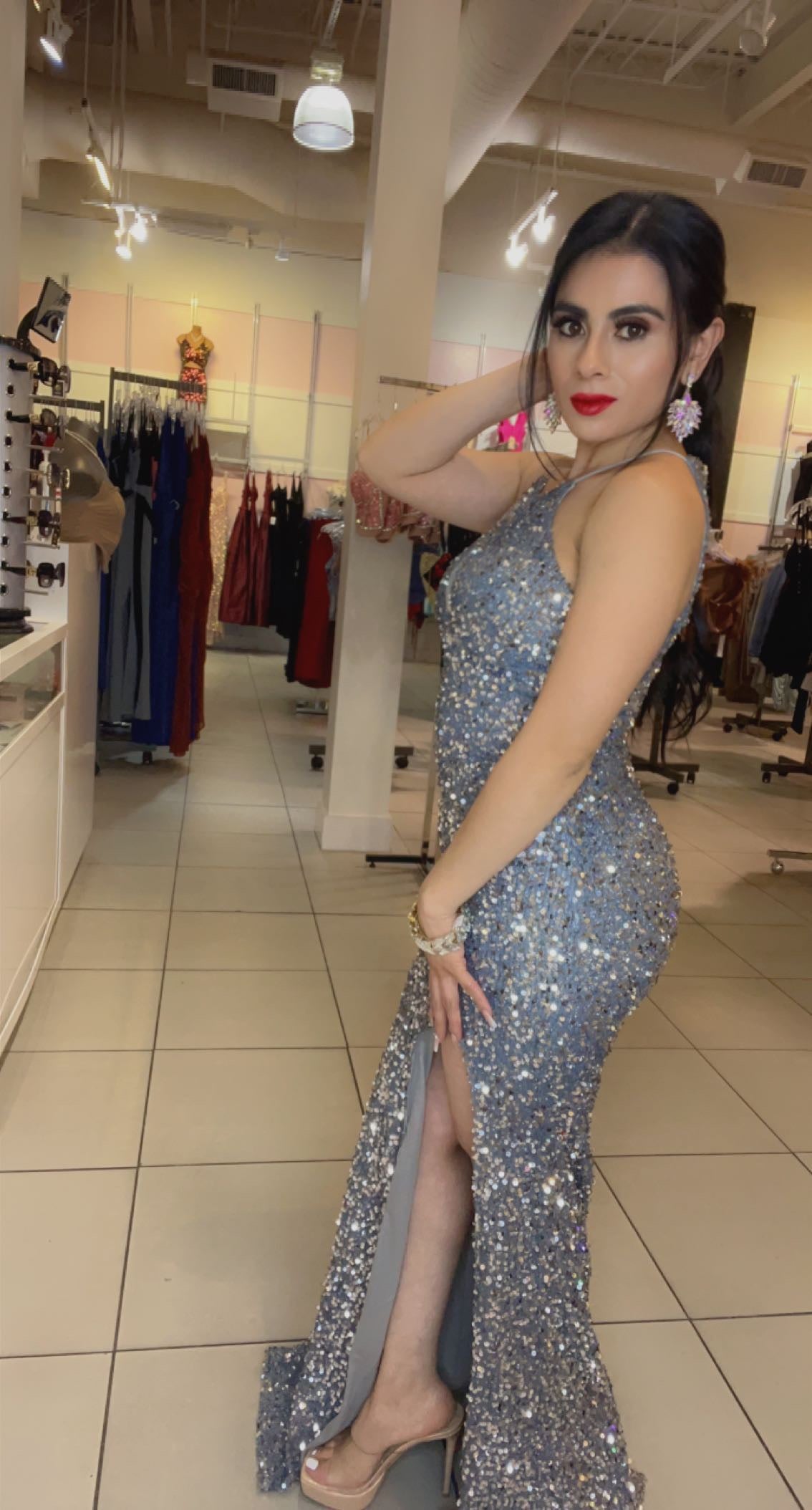 Vestido Gris con Lentejuelas Grandes