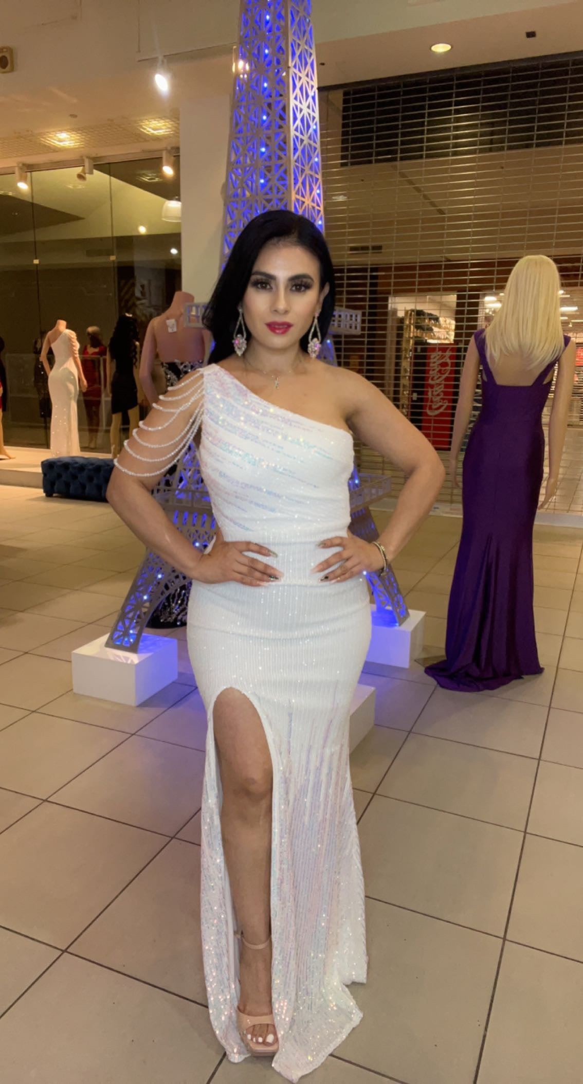 Vestido con Cadenas en Hombro