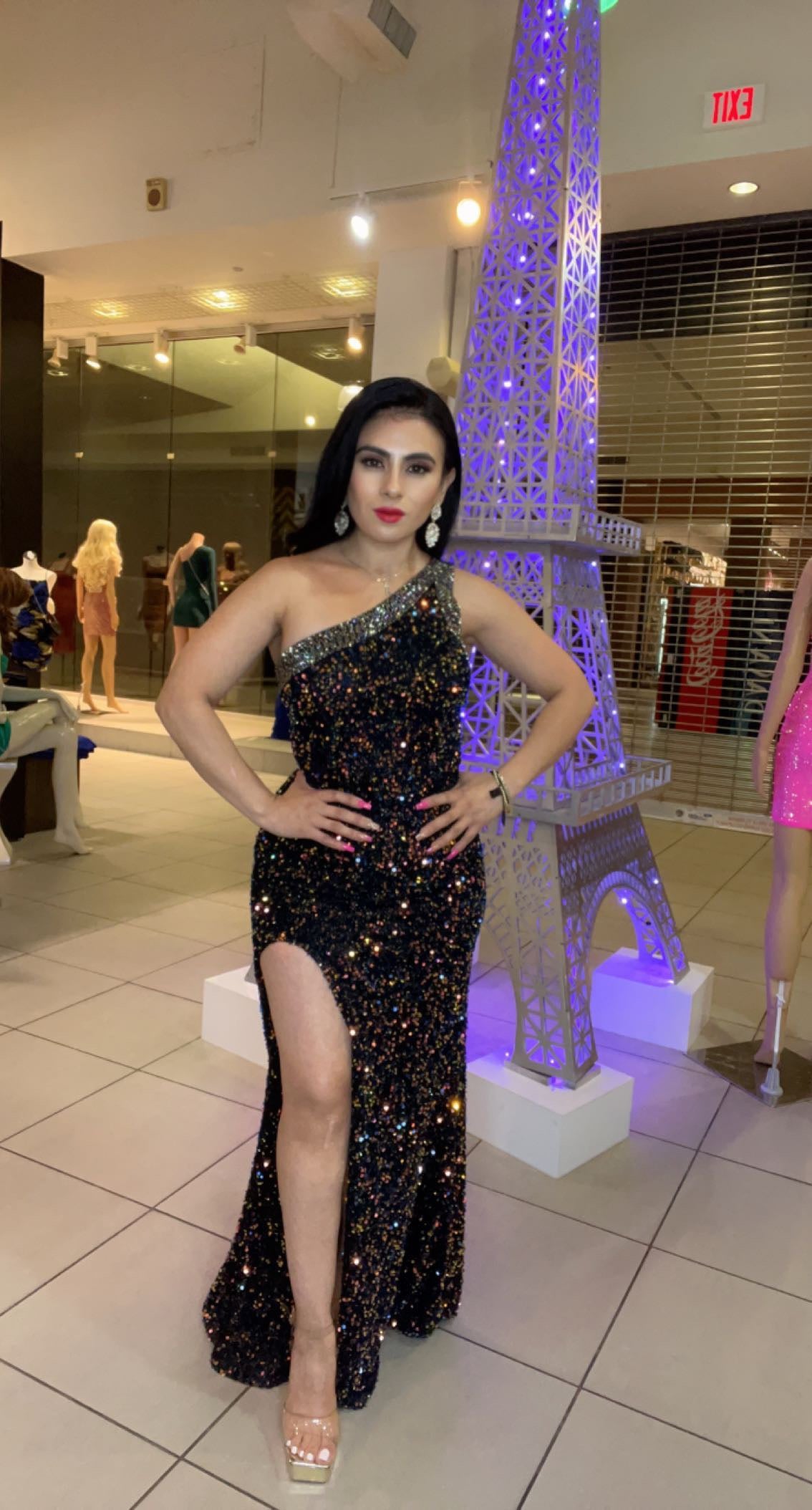 Vestido de un Tirante con Pierna Abierta