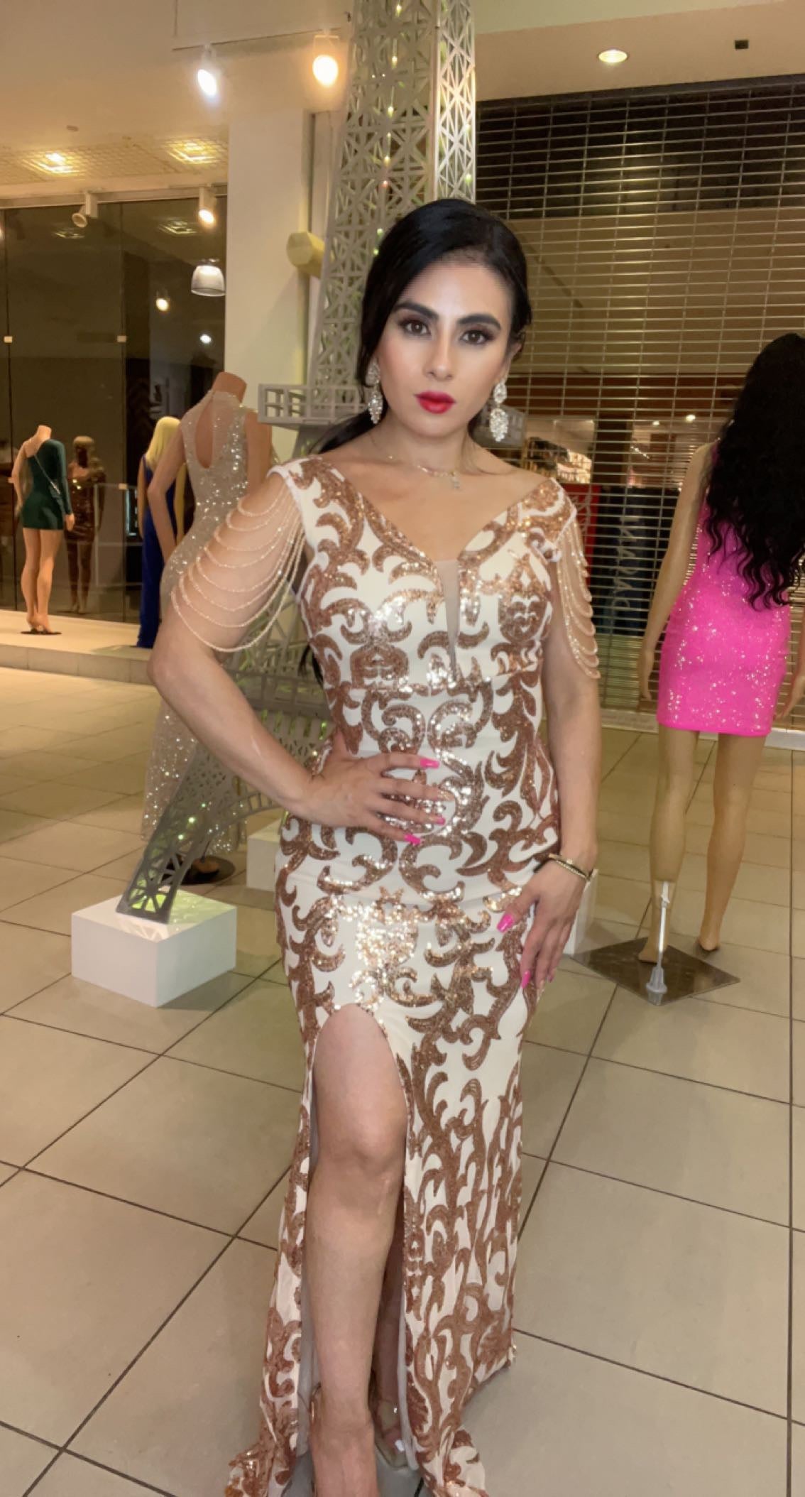 Vestido con Cadenas y Pierna Abierta