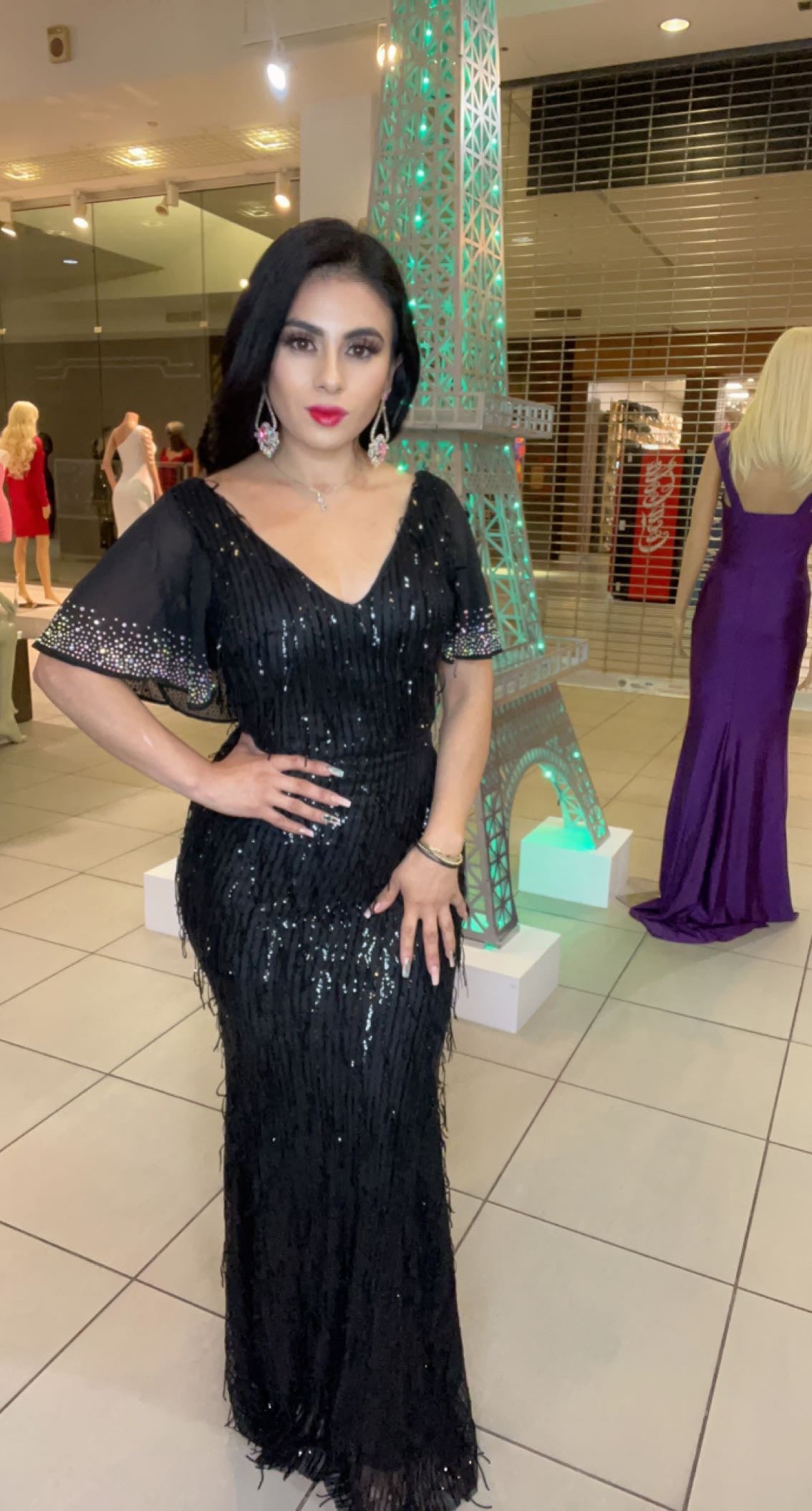 Vestido Negro con Mangas Caídas