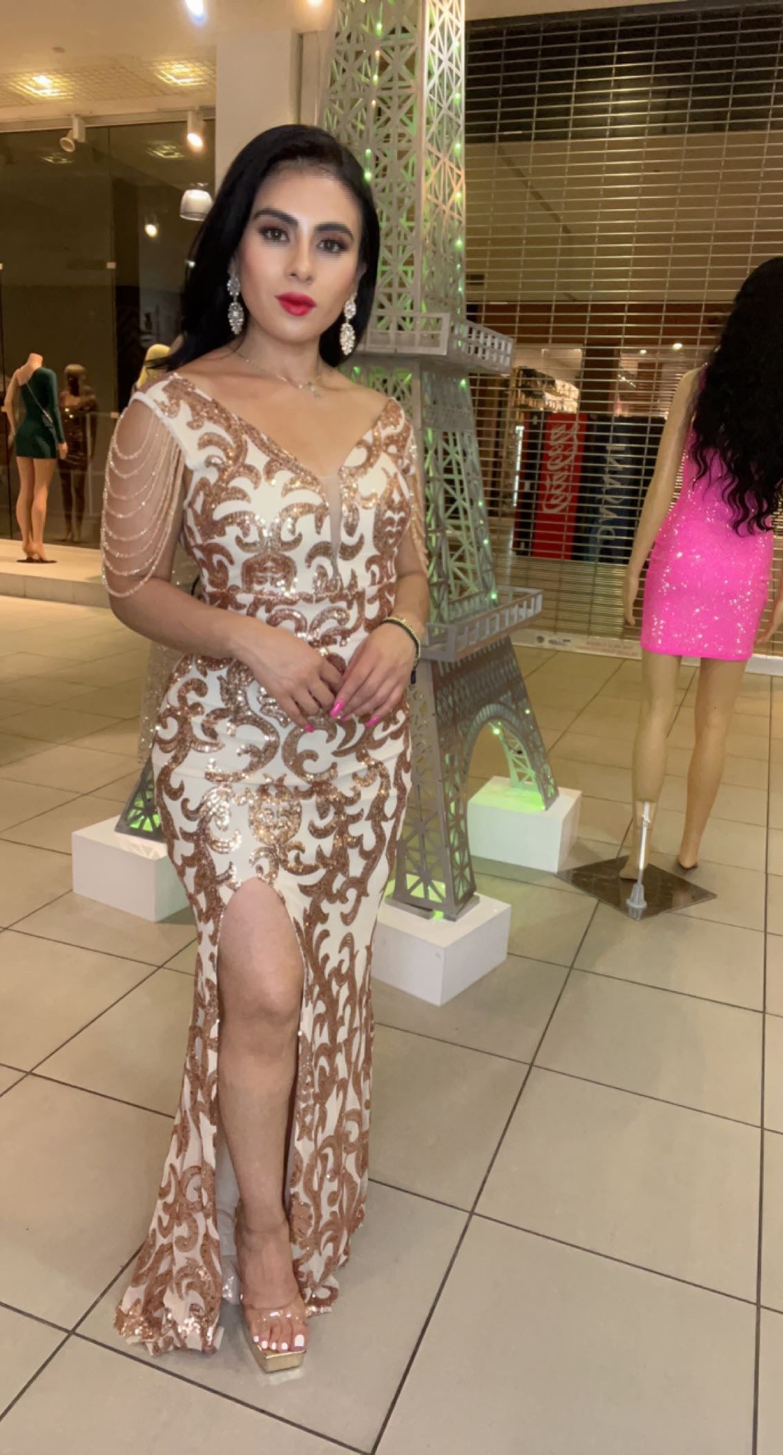 Vestido con Cadenas y Pierna Abierta