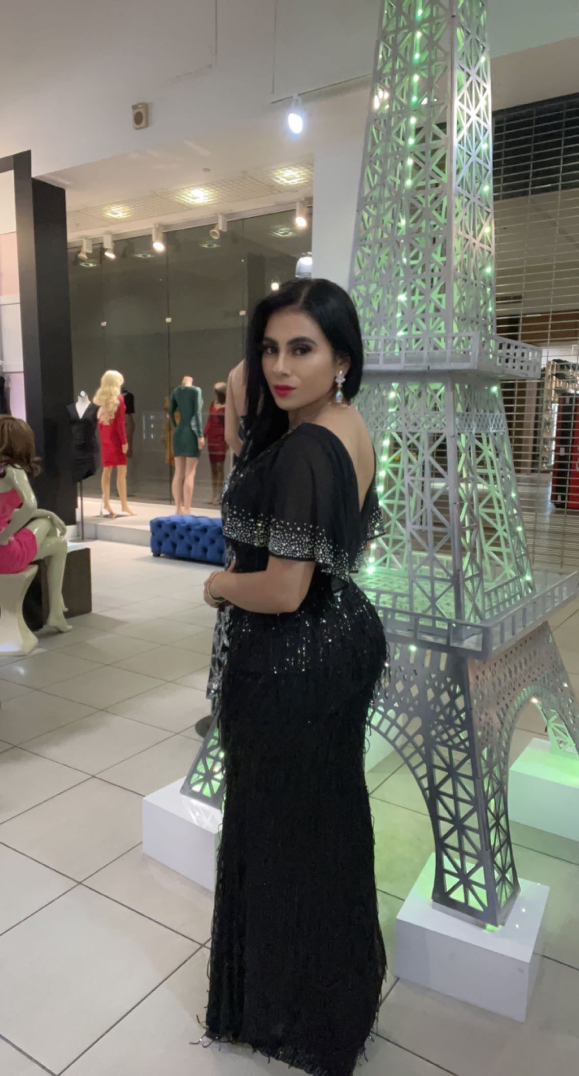 Vestido Negro con Mangas Caídas