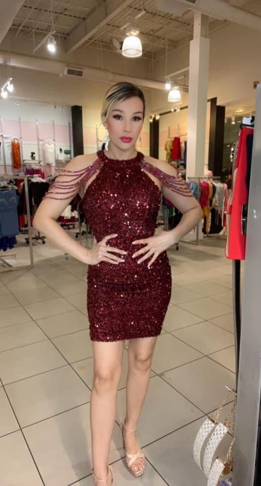 Vestido Corto con Cuello y Cadenas