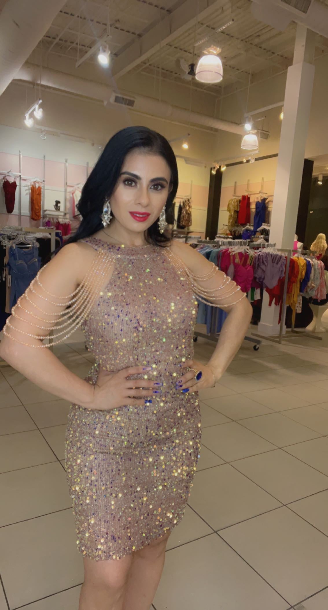 Vestido Corto con Cuello y Cadenas